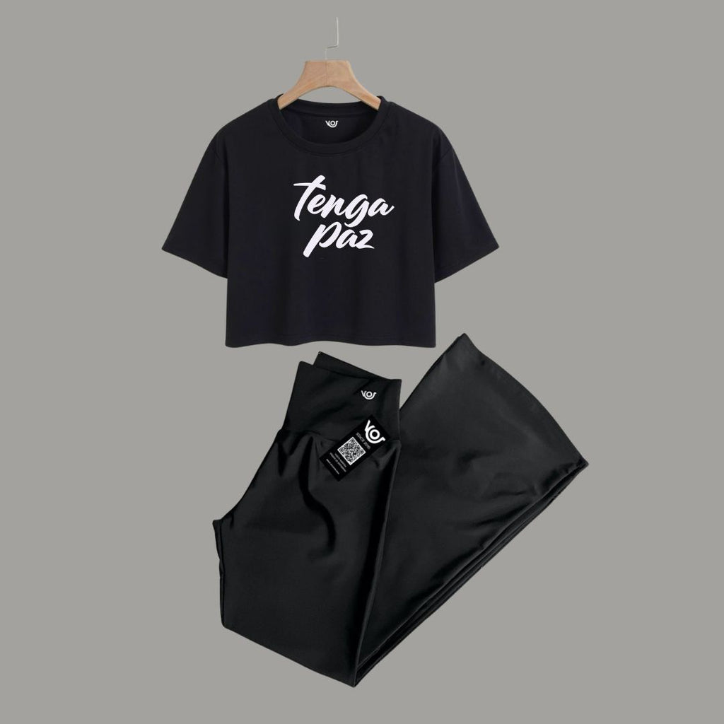 Camiseta negra con estampado Tenga paz y licra negra