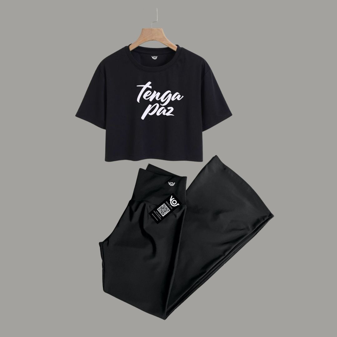 Camiseta negra con estampado Tenga paz y licra negra