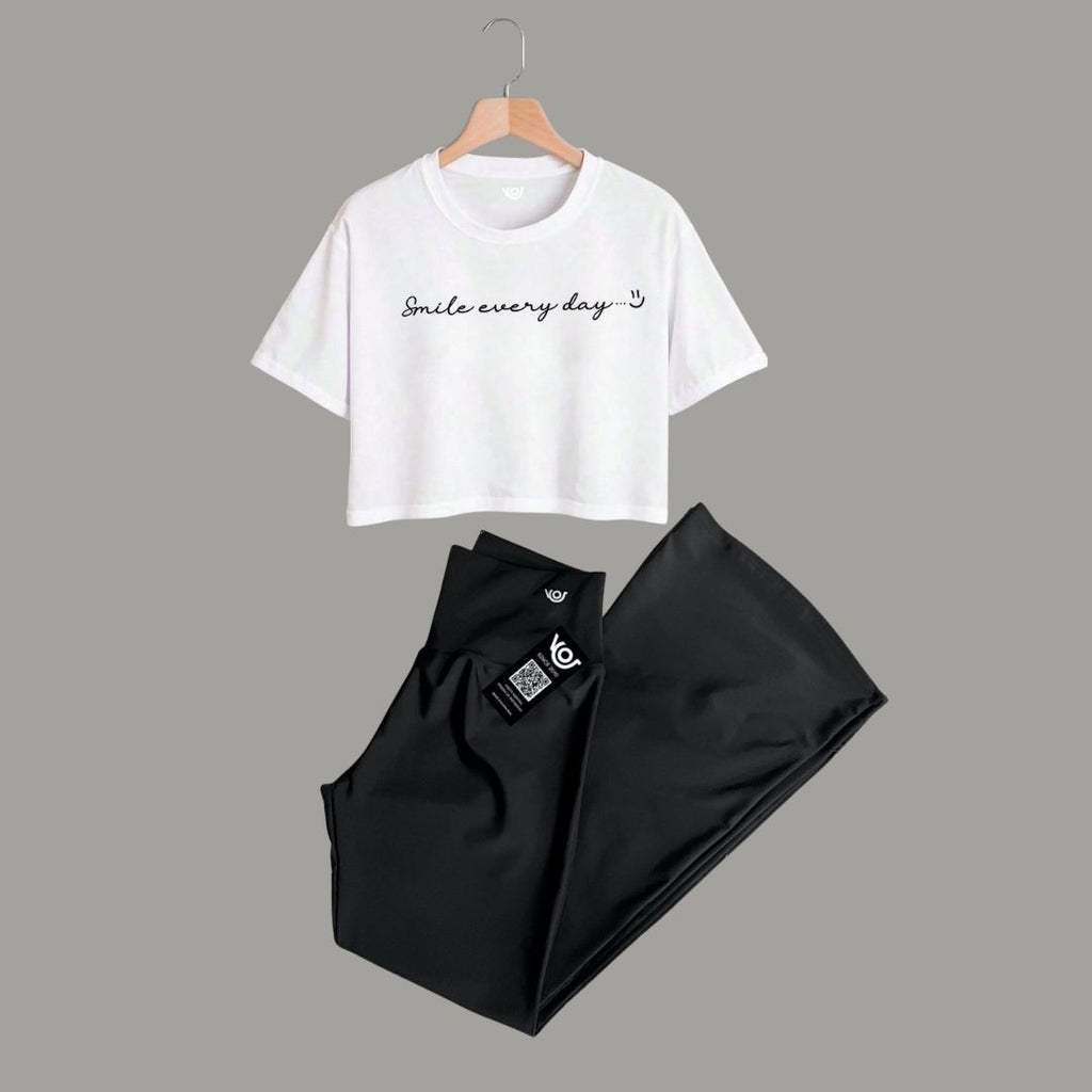 Camiseta blanca con estampado Smile every day y licra negra
