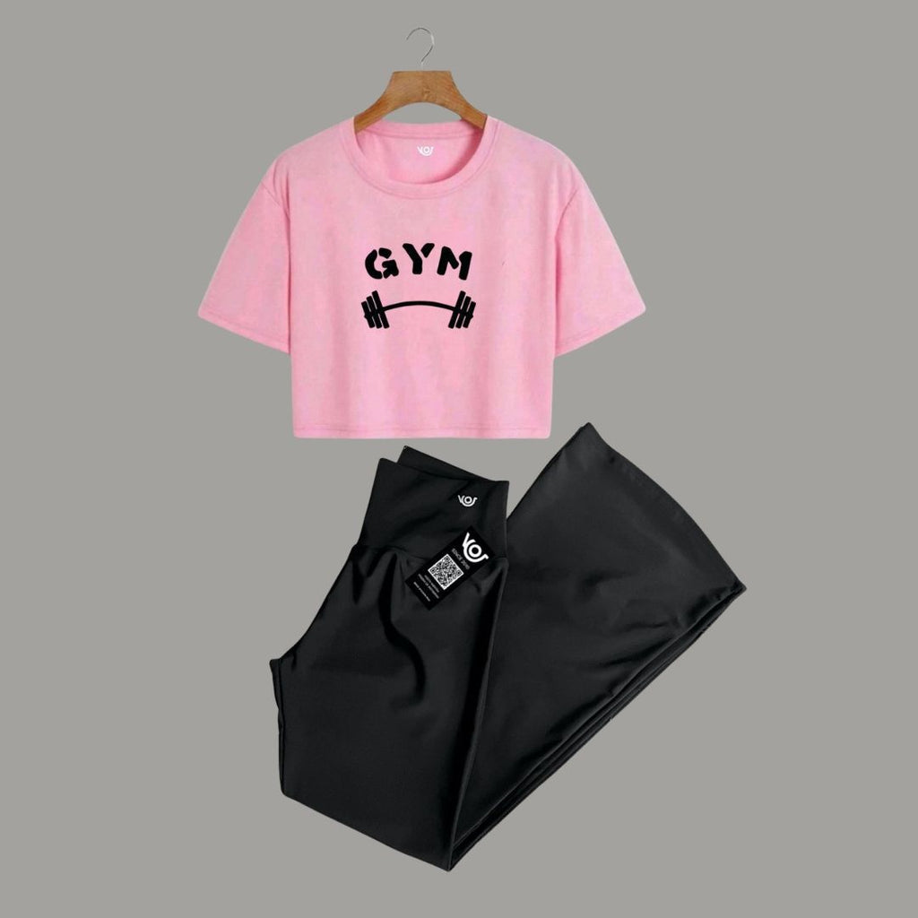 Camiseta rosada con estampado GYM y licra negra